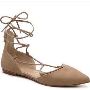 VINCE CAMUTO Nude Jerri Flat, 7.5